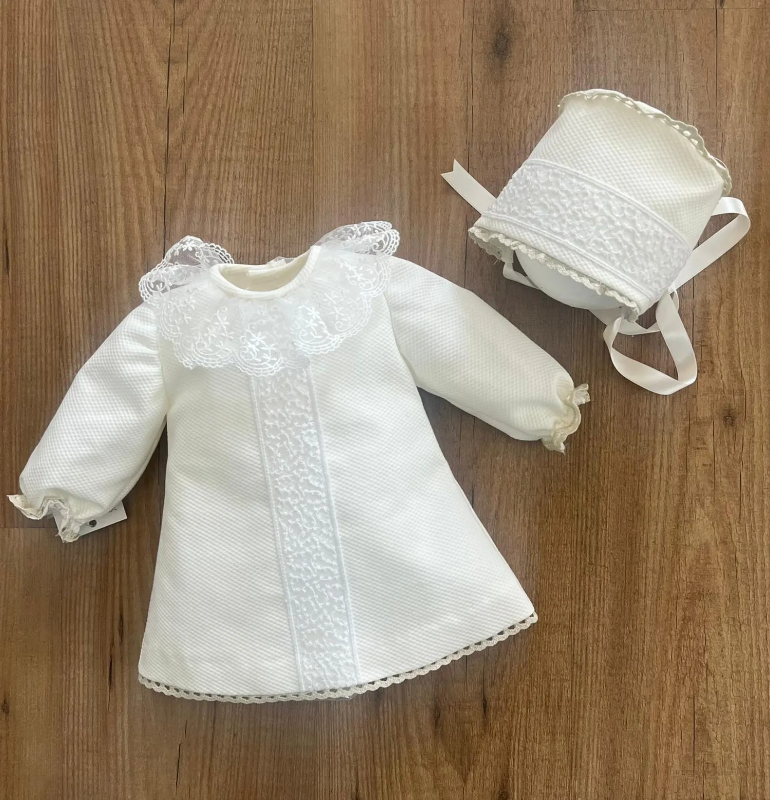 Conjunto para niña hecho a mano. Vestido y capota. Dos colores