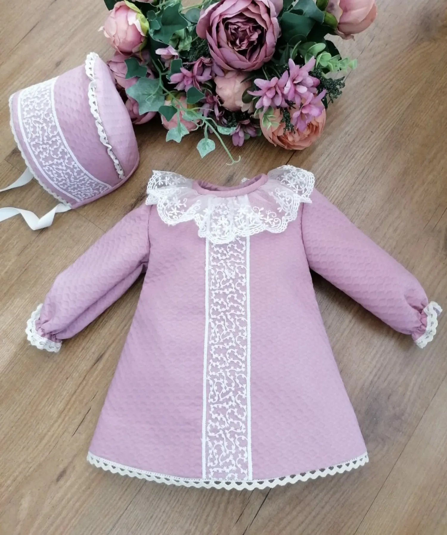 Conjunto para niña hecho a mano. Vestido y capota. Dos colores