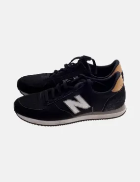 New Balance Deportiva negra detalle logo