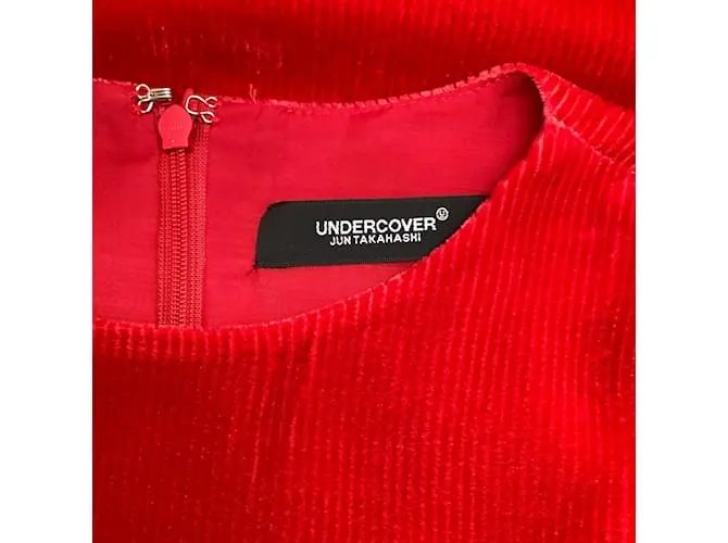 Vestido acanalado de terciopelo rojo con lazo en la cintura de Undercover Roja 